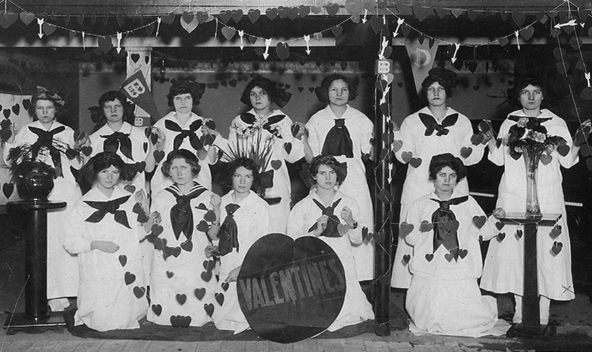 Close up detail of the historical photo (see original below)