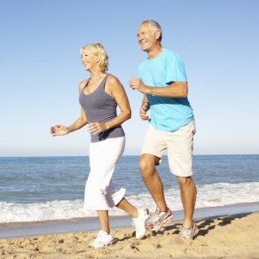 senior couple moving2 8503596_s