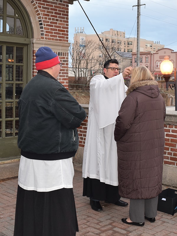 Ashes to Go Clergypeople Help Busy Commuters on Ash Wednesday The
